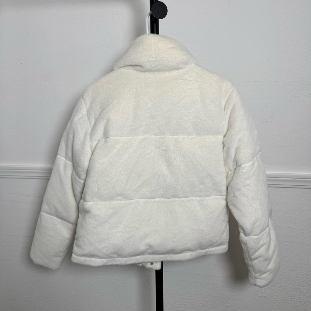 Abercrombie Women's White Faux Fur puffer coat jacket small. Only worn once. - Picture 6 of 6